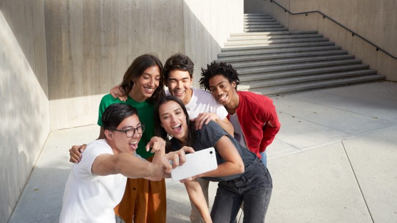 Google Pixel 3. Friends taking a group selfie photo. 