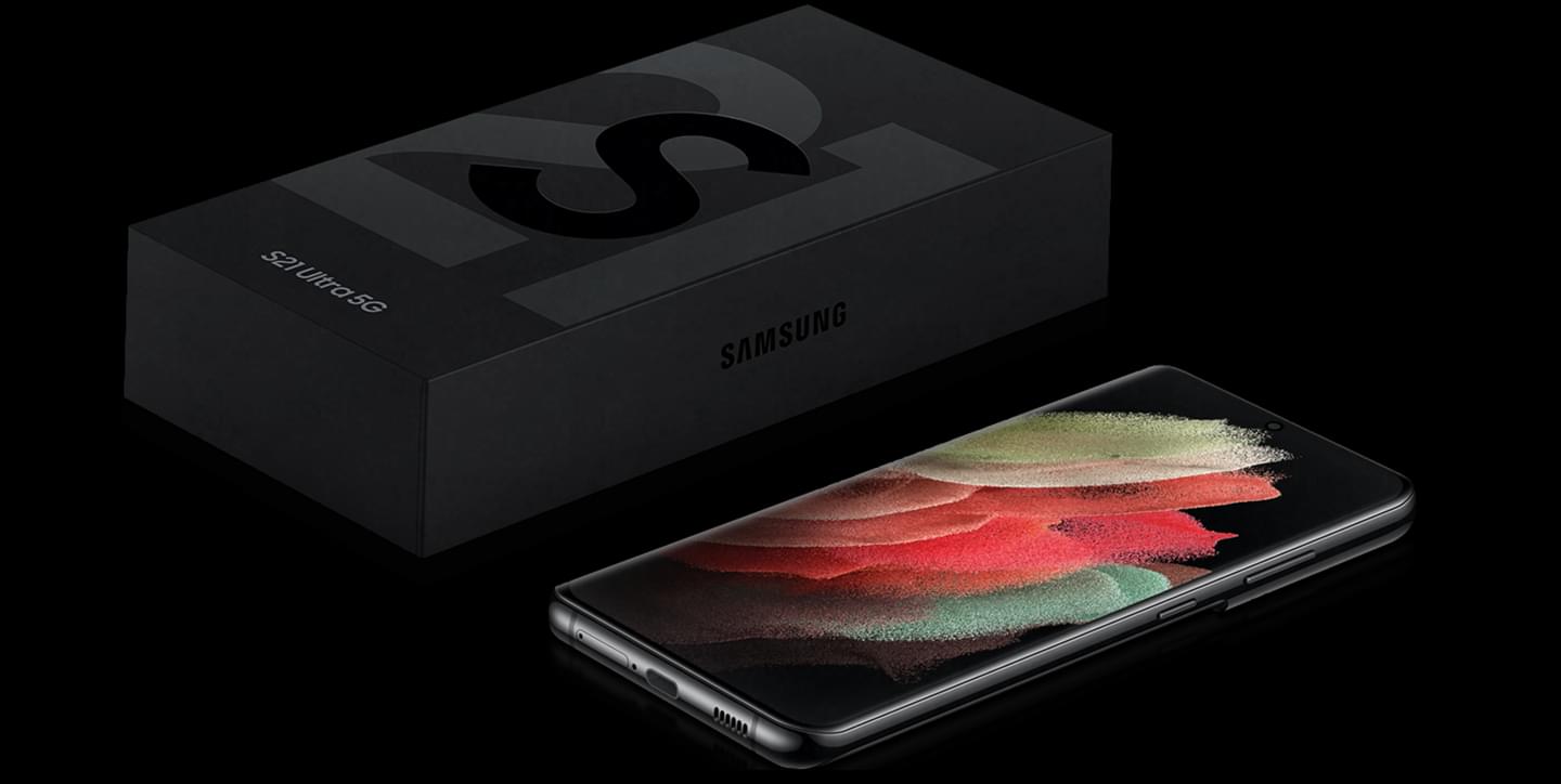 Samsung Galaxy S21 Ultra 5G next to its box