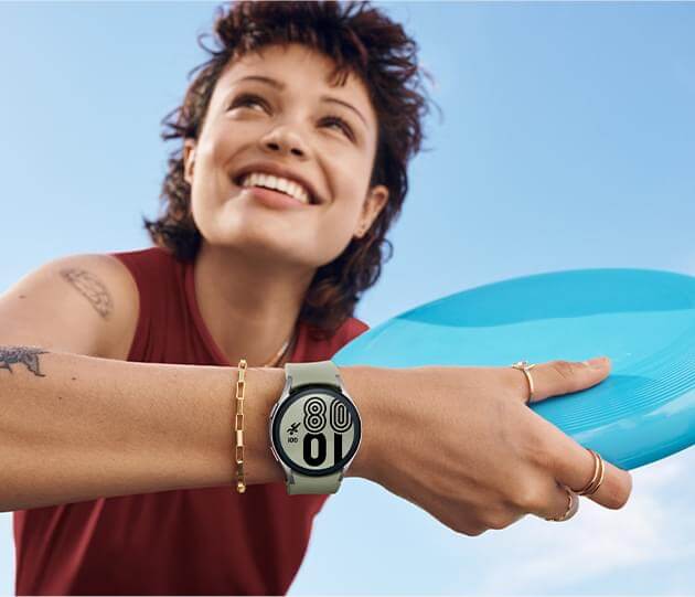 Woman about to throw a frisbee while wearing Samsung Galaxy Watch4